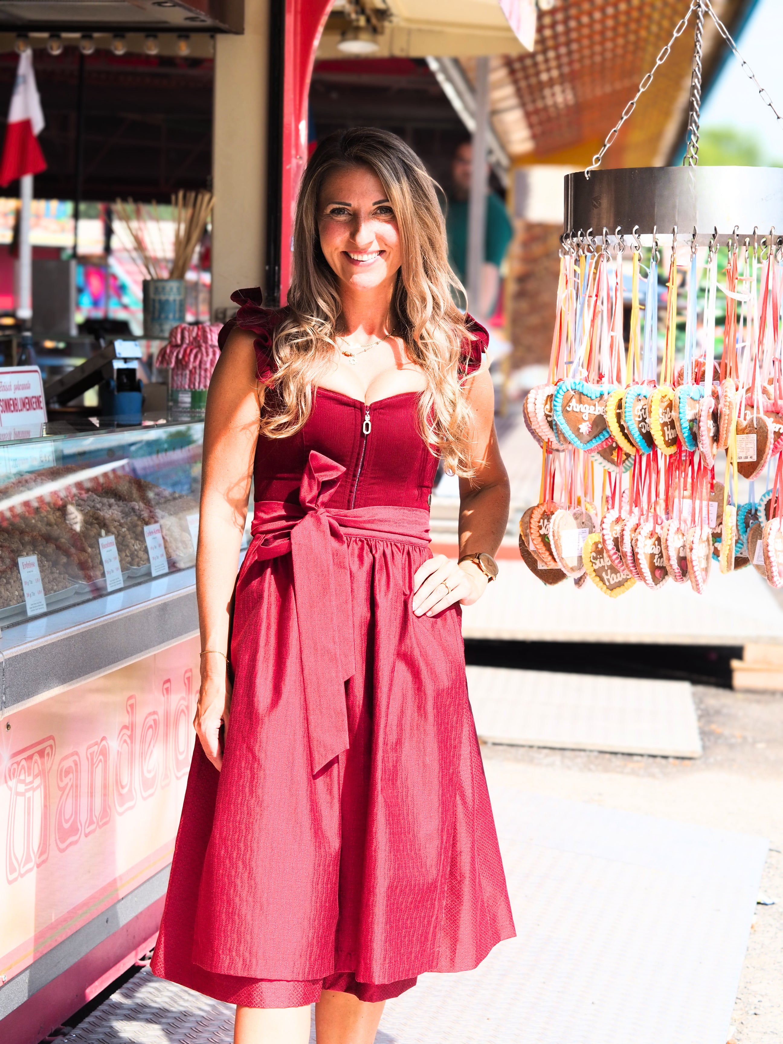 Dirndl Ansfelden 70cm wine mit abnehmbaren Flügelärmeln